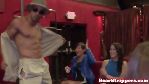 Blonde with shaved pussy gets a facial from her bf