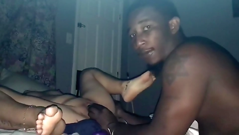 Milf gets her pussy penetrated by a dick in amateur vid