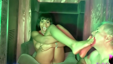 Ebony slut fucks her feet while she rubs her pussy lips